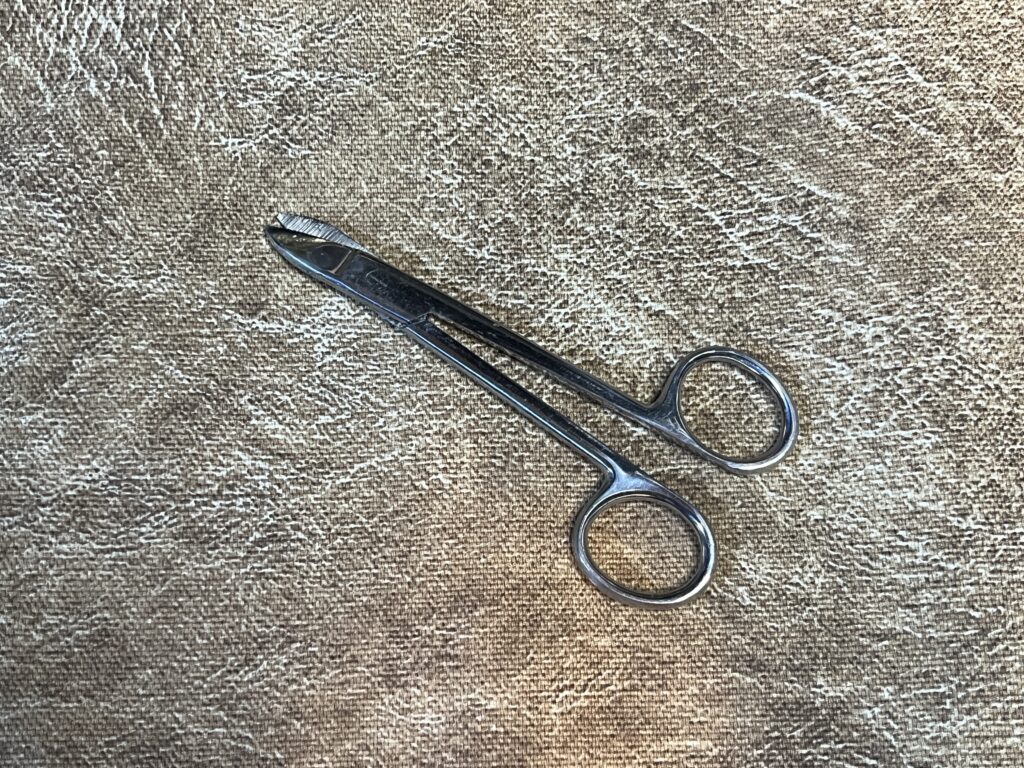 彫金作業で使用するロウ切りばさみ。シルバーアクセサリー制作のロウ付け工程で、銀ロウを細かく切断するための専用工具。