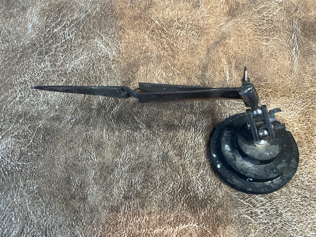 彫金作業で使用する工具『第三の手』。ロウ付け工程で金属パーツを固定するための耐熱クリップ付きスタンド。