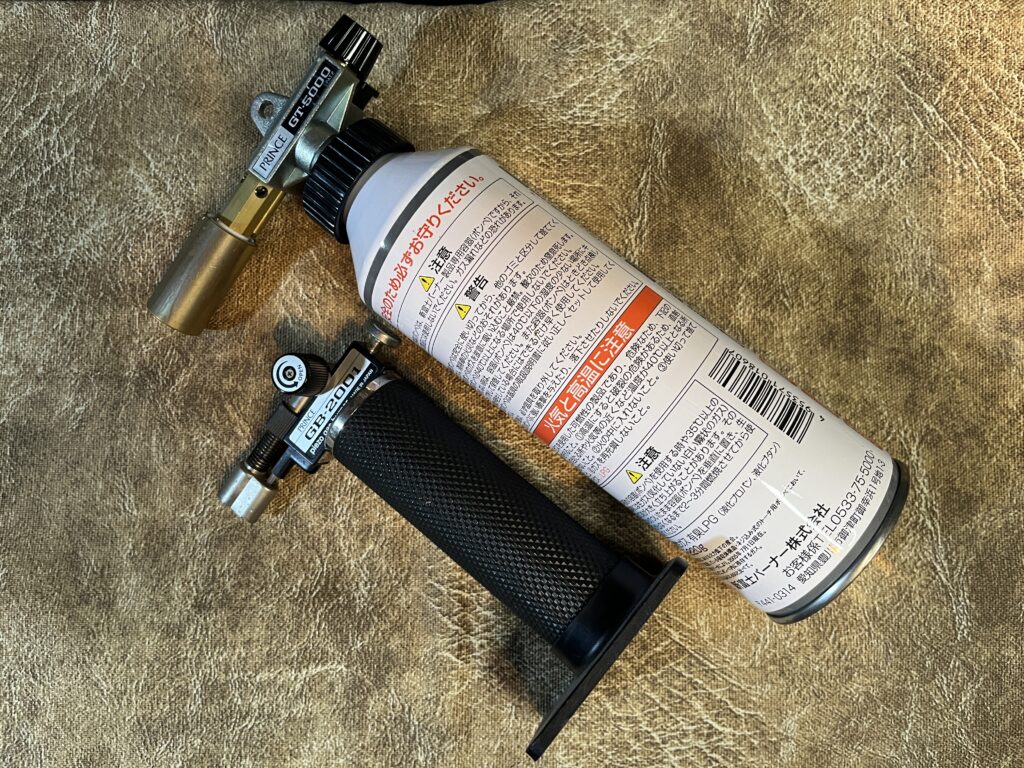 彫金のロウ付け作業に使用する大小2種類のガスバーナー。シルバーアクセサリー制作やジュエリー加工で金属を加熱するための必須工具。