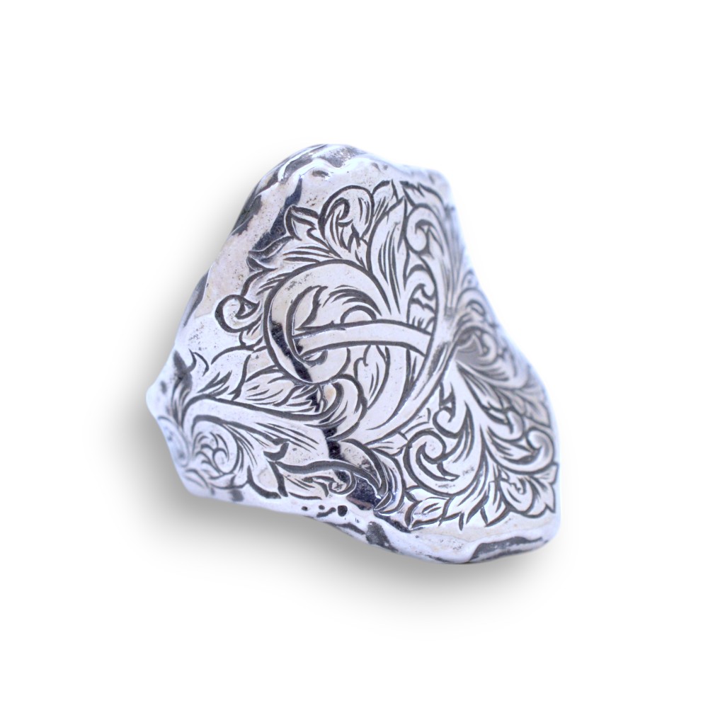 シルバーリング myth の商品画像。片切り彫りによるエングレービングで繊細な植物模様を全面に施し、立体感と装飾性を際立たせたデザインの単体写真。