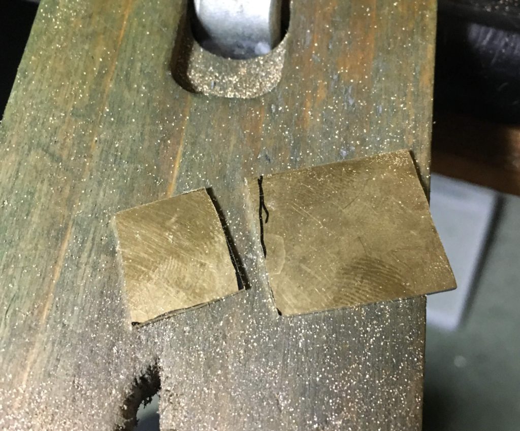 切り出した使用する真鍮の板