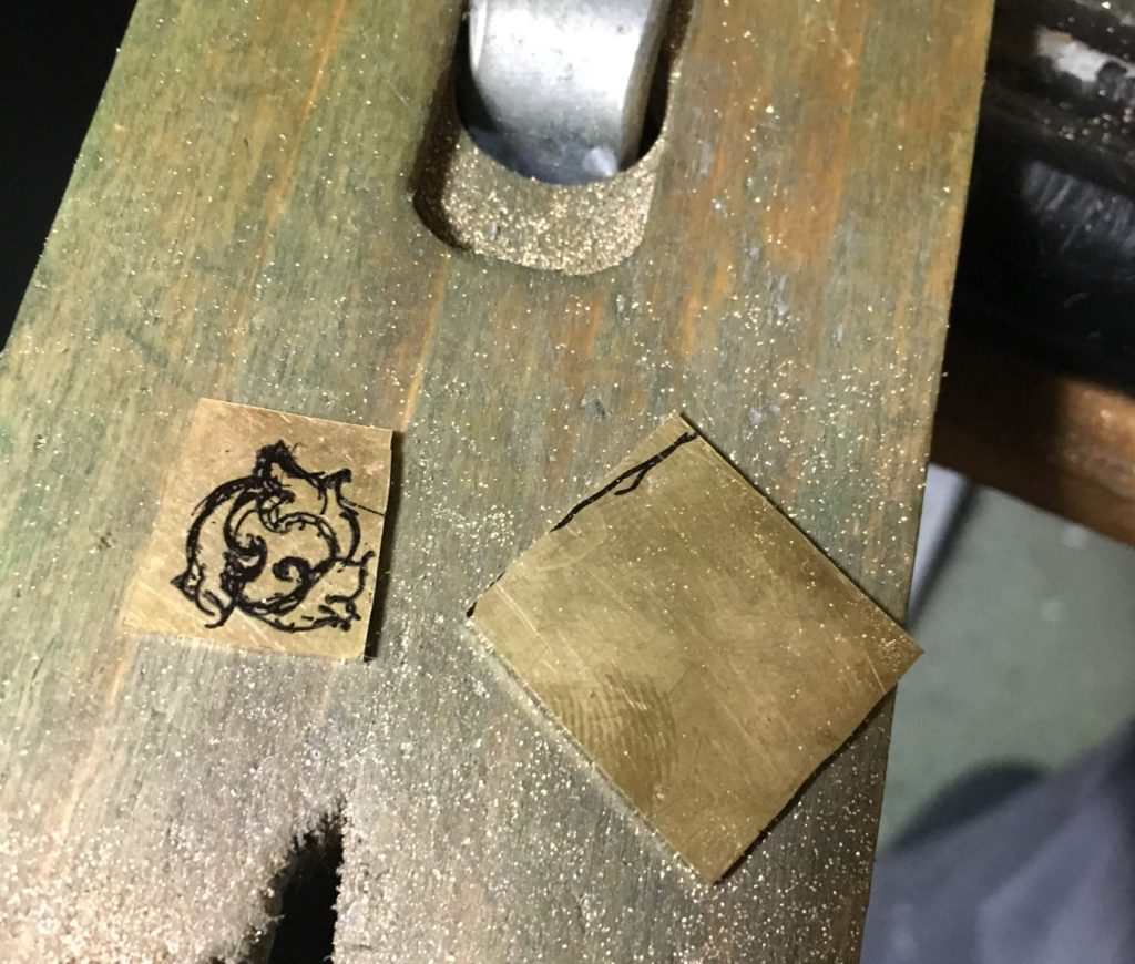 張り合わせる板とモチーフを切り抜く真鍮の板