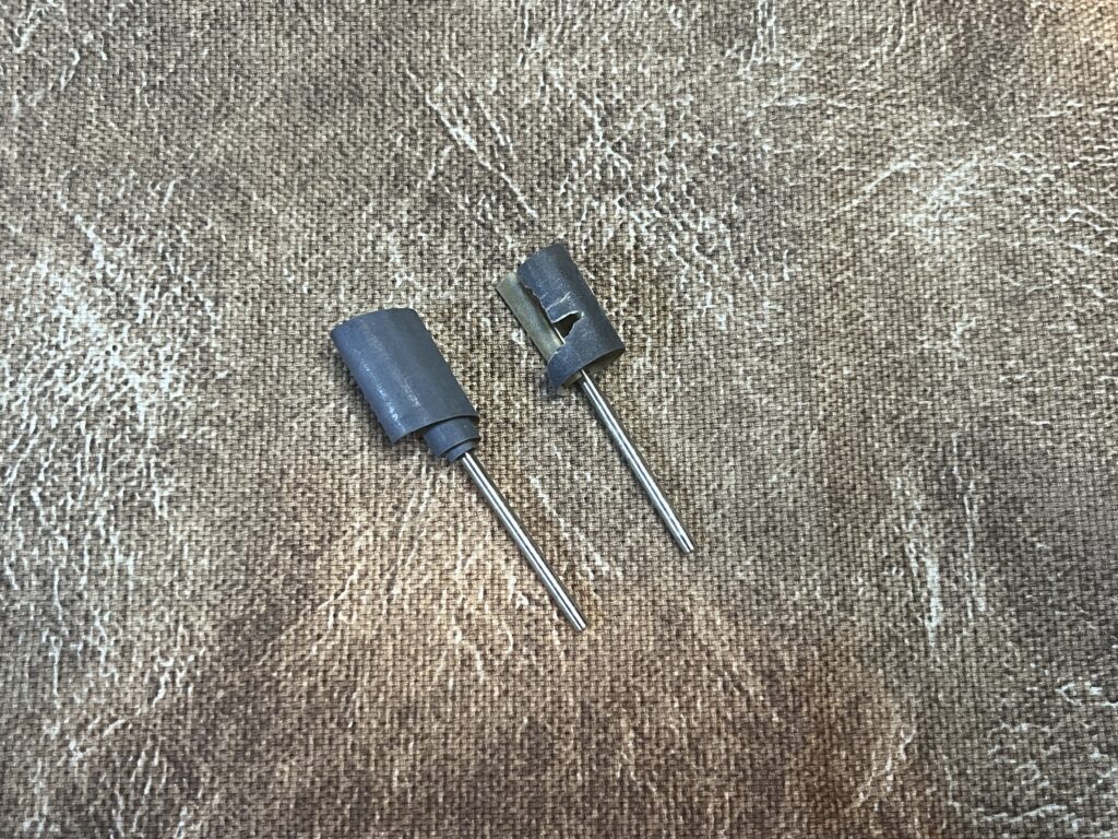 リューター用のマンドレールに耐水ペーパーを取り付けた先端工具。シルバーアクセサリーの研磨や細かい傷消し作業に使用できる