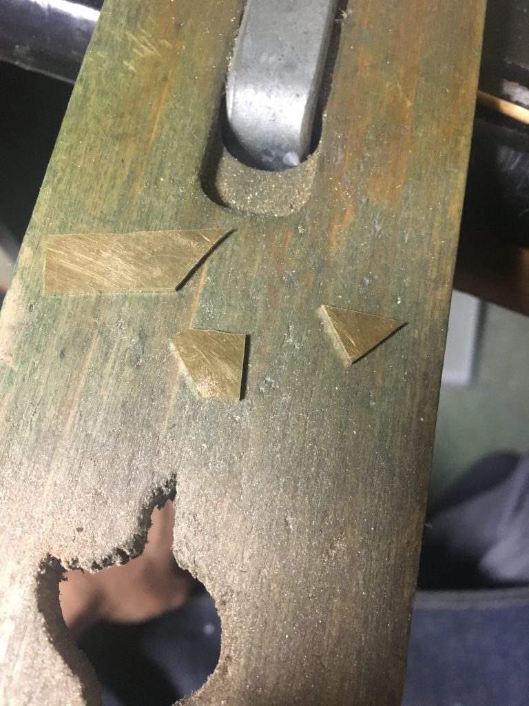 真鍮の板を切り分ける