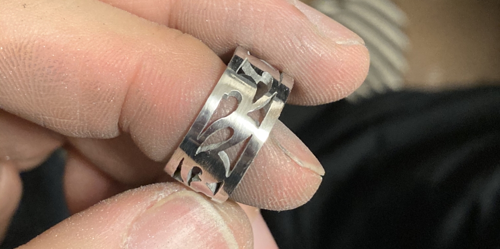 磨き途中のアルミの指輪
