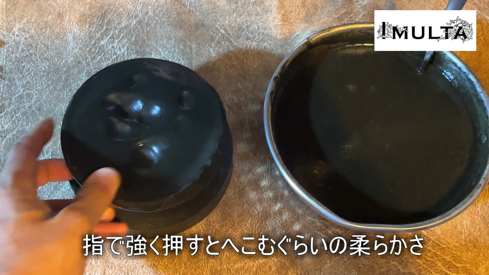 彫金で金属を固定するための松脂。軟らかめに仕上げた松脂を指で押し、へこむ様子を確認している