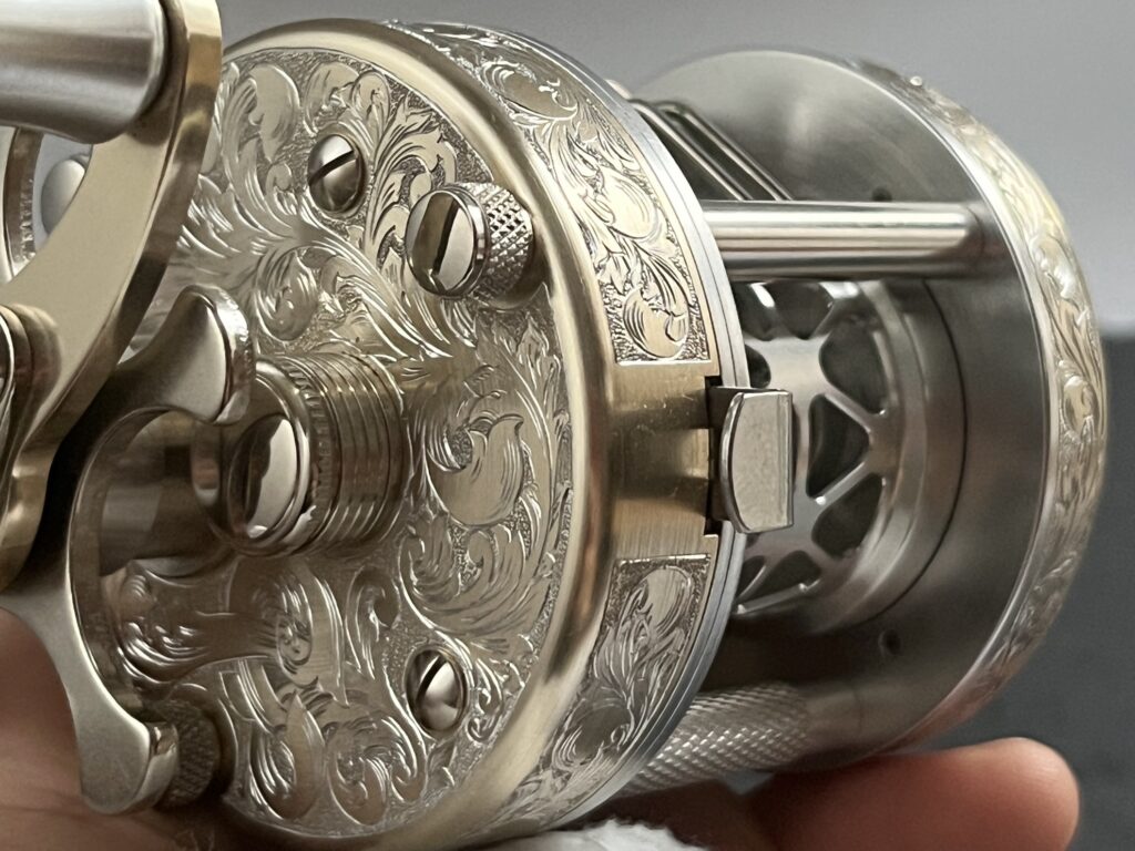 五十鈴工業リール彫金模様アップ