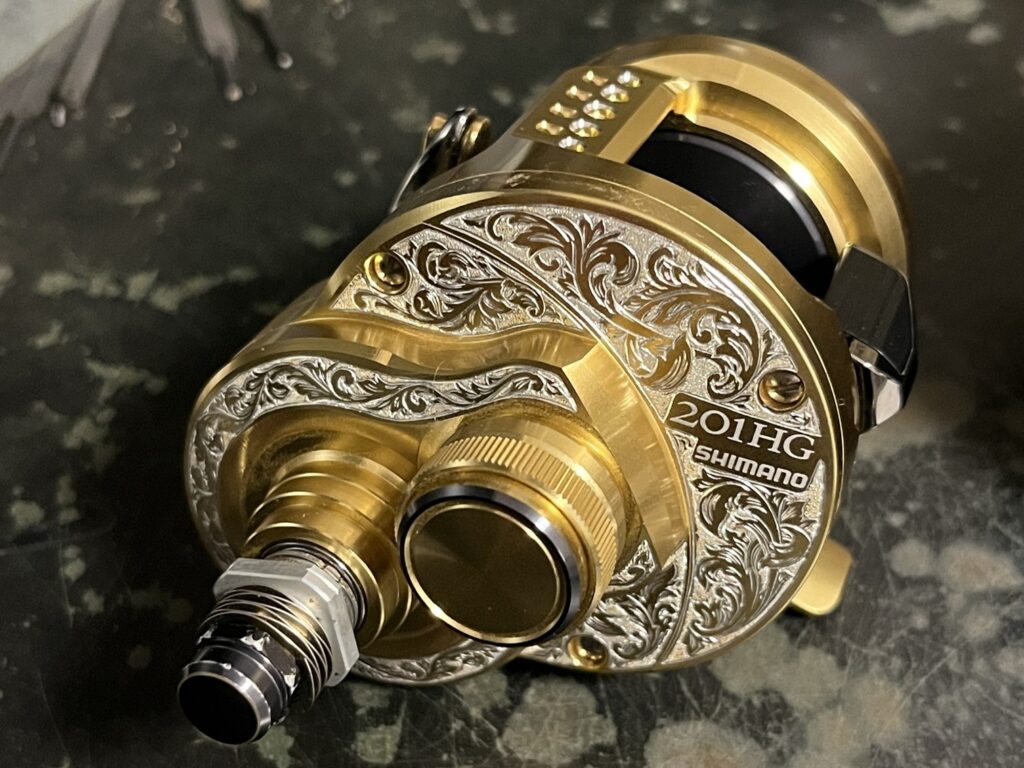 カルカッタコンクエスト201HG彫金オーダーハンドル側