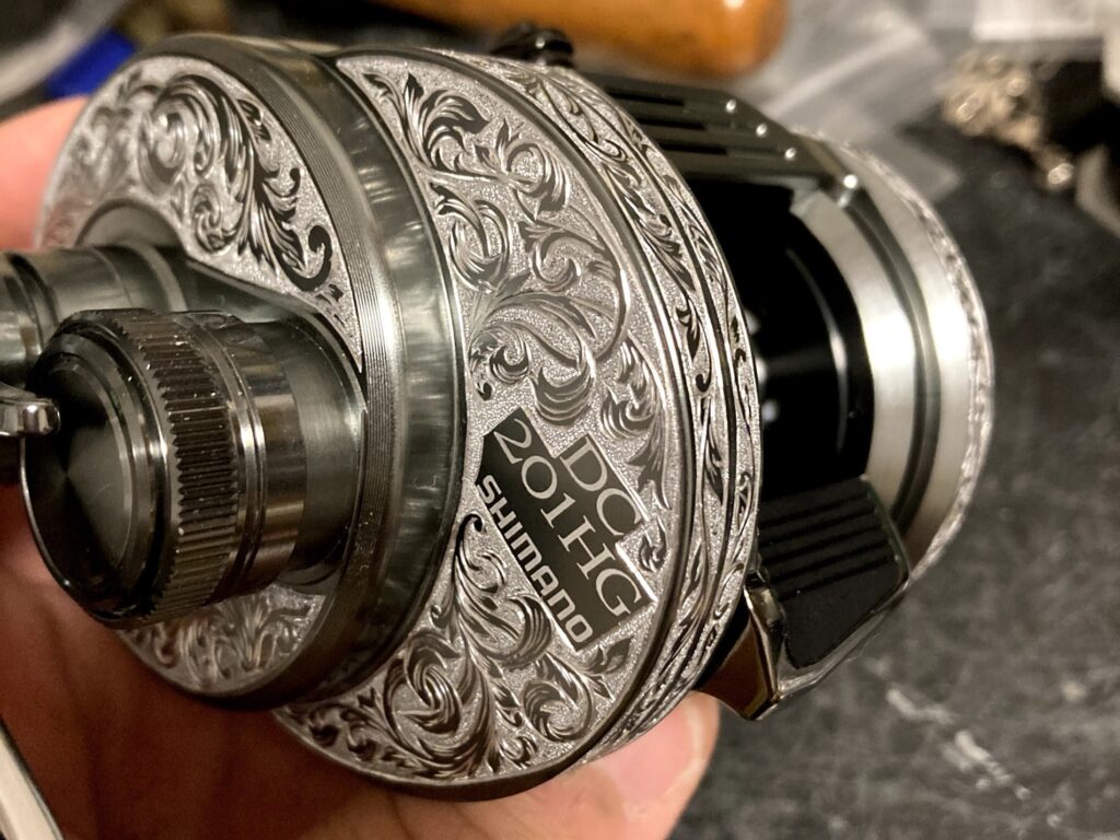 カルカッタコンクエストDC201HGハンドル側彫金装飾