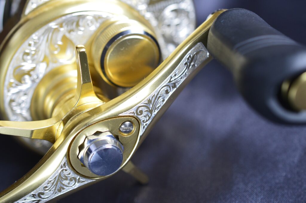 カルカッタコンクエストハンドルの彫金装飾アップ