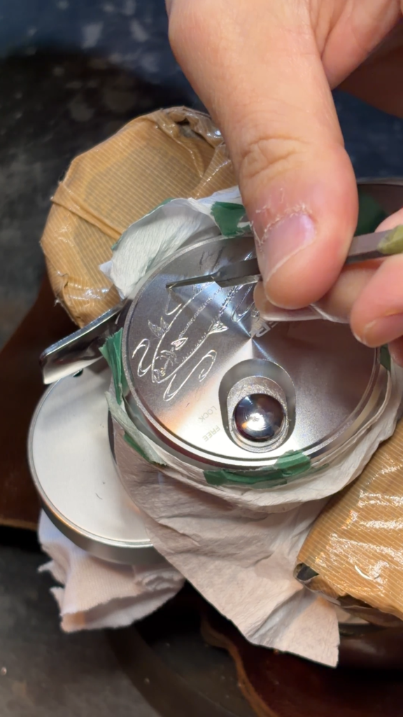 オシアジガーカップ側水流文様彫金