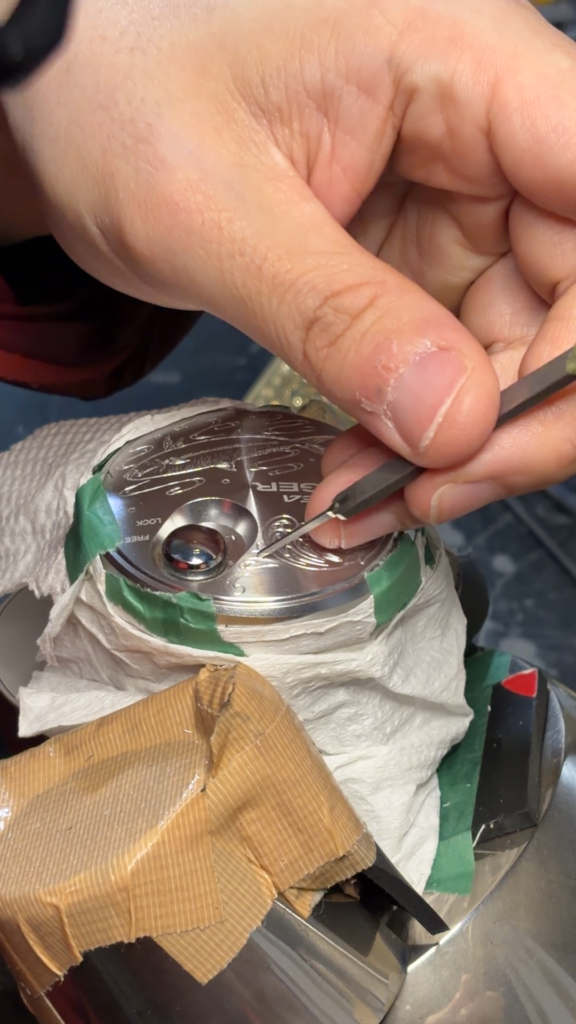 オシアジガーカップ側の唐草彫金